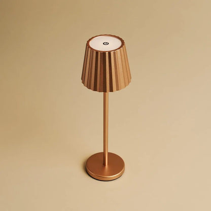 Maya Kupfer gerippte Tischlampe | 3 Lichtmodi und über die Ladestation wiederaufladbar