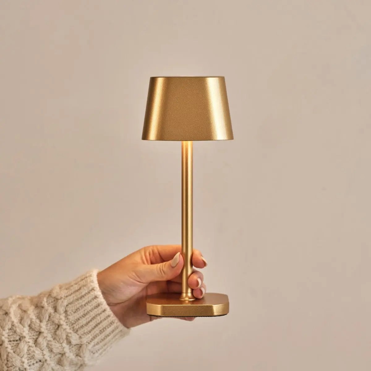 Ava Gold wiederaufladbare Tischlampe | Kabellos, dimmbar und stilvoll