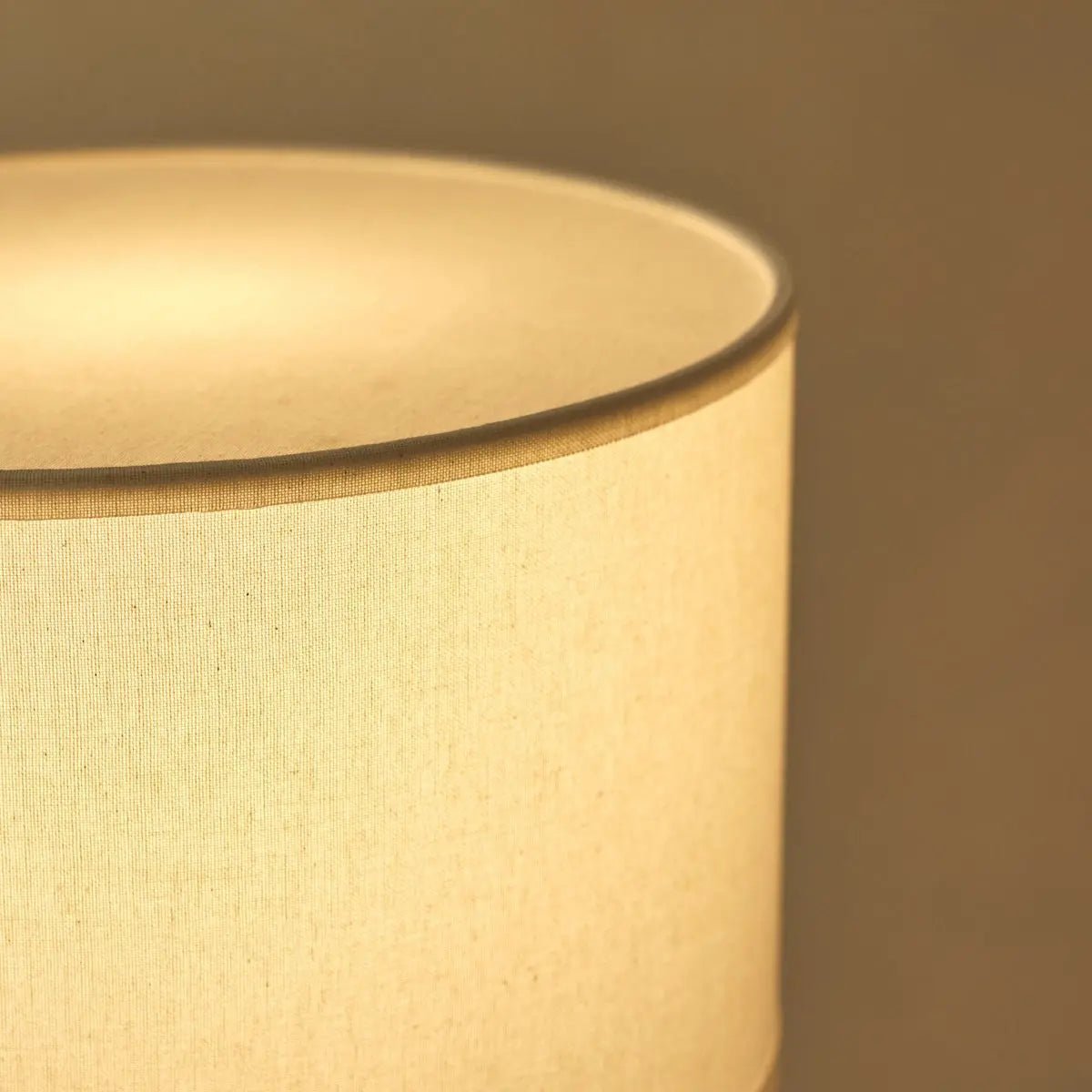 Isla Travertinlampe | Baumwollschirm und zeitloses Design