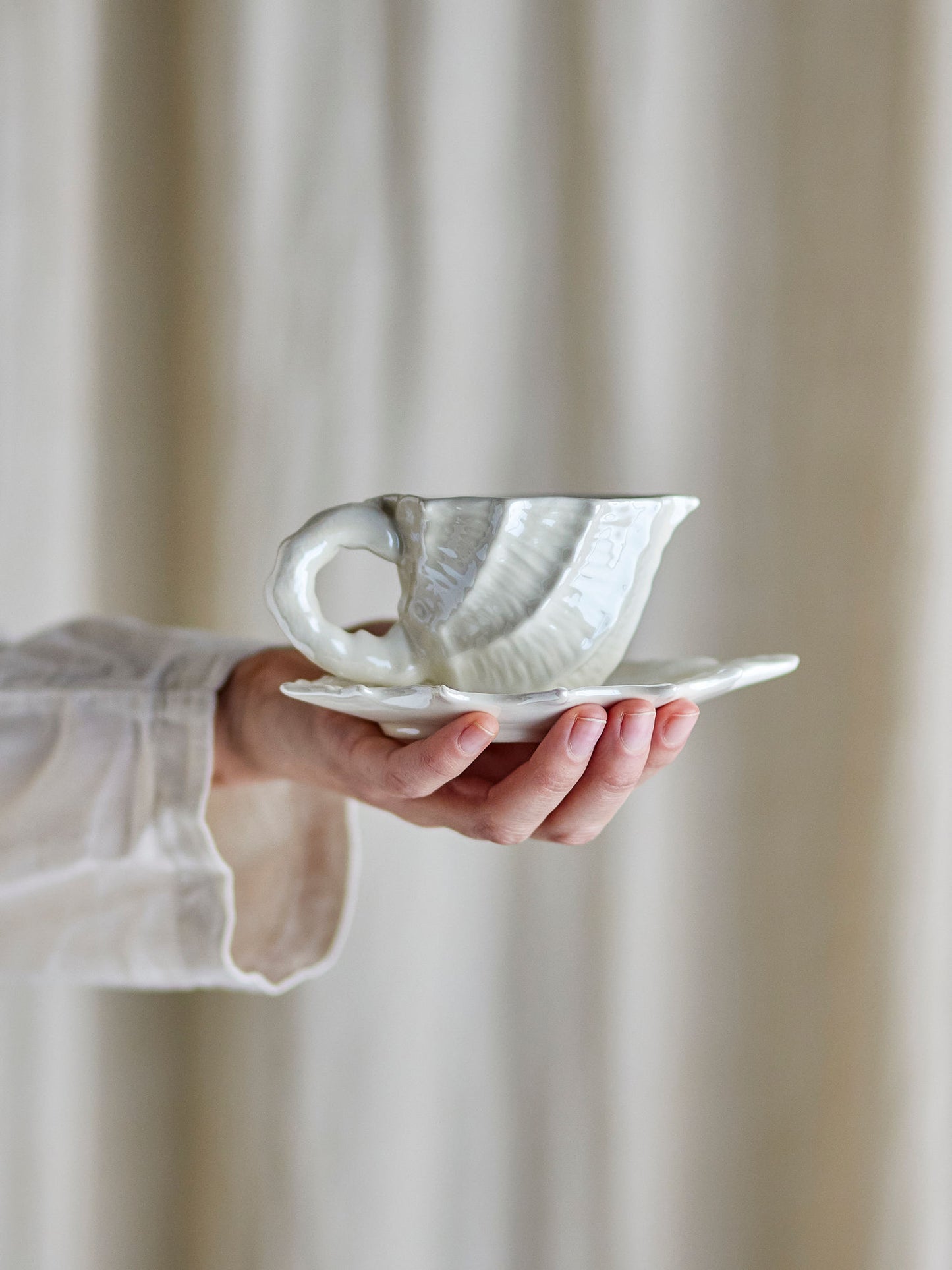 Bloomingville Shellie Tasse mit Untertasse, Weiß, Steingut