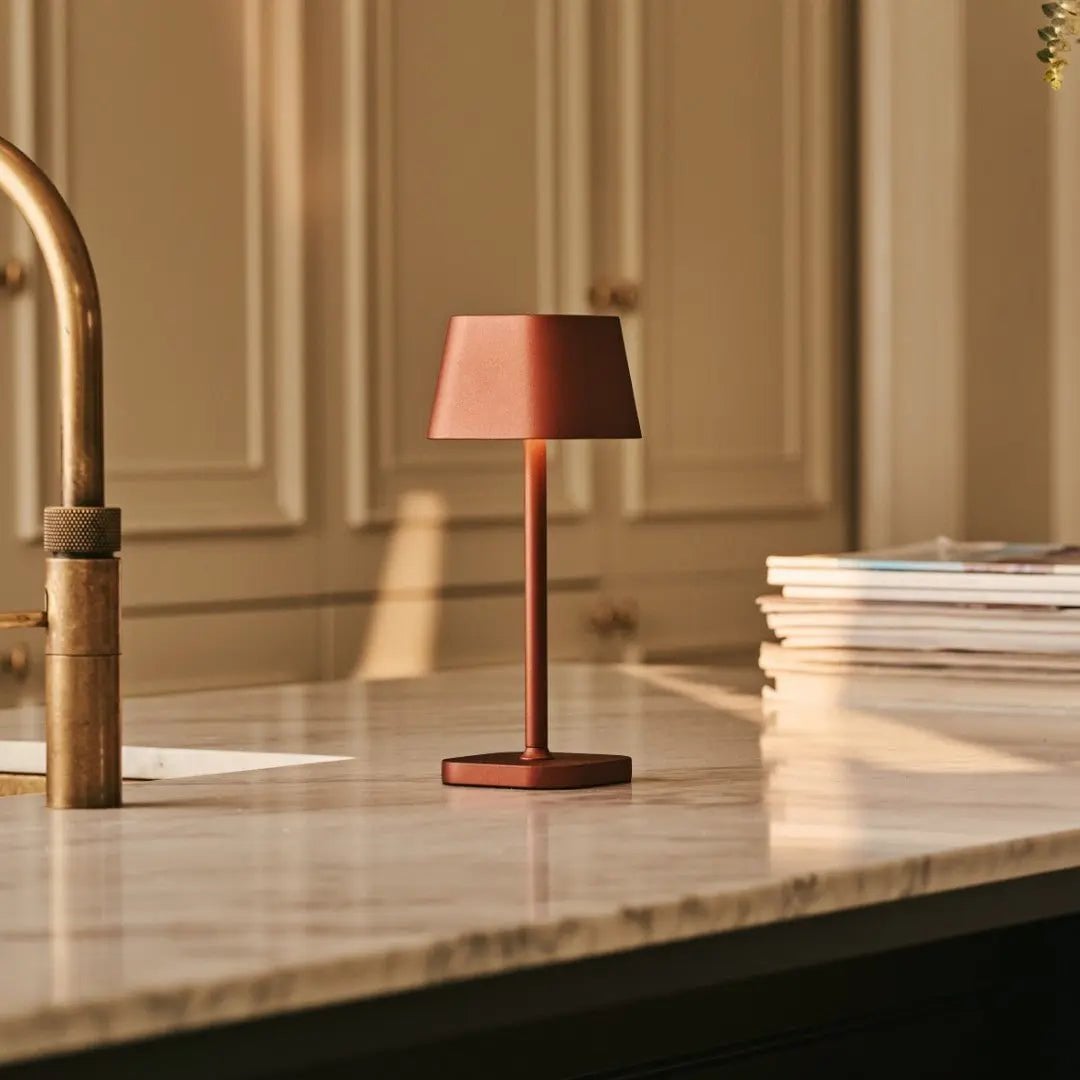 Ava Bronze wiederaufladbare Tischlampe | Stilvoll, kabellos und dimmbar