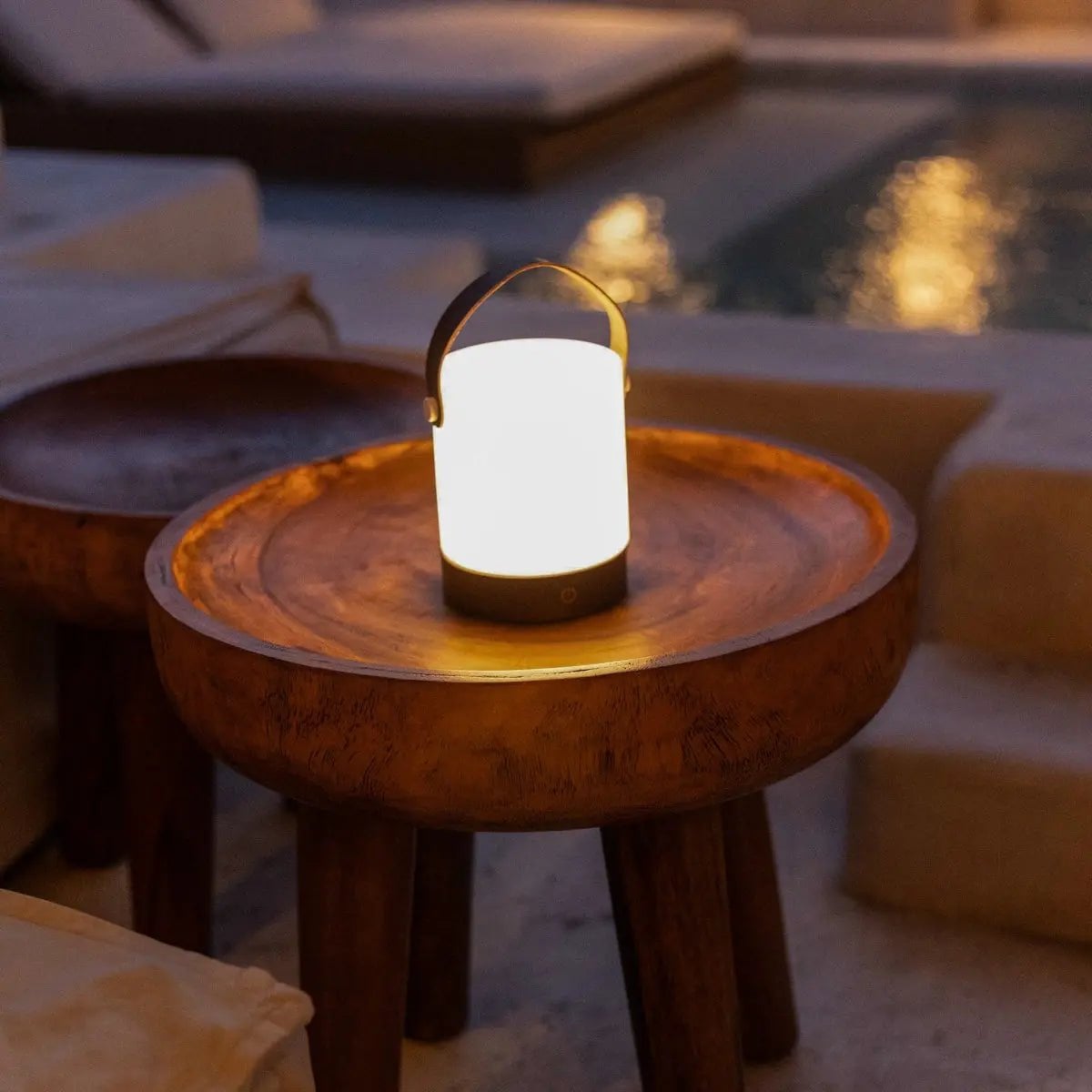 Avery Dunkelbraune wiederaufladbare Tischlampe aus Holz