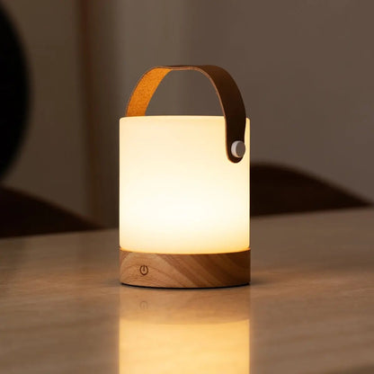 Avery Hellbraune wiederaufladbare Tischlampe aus Holz | Lederarmband, kabellos und dimmbar