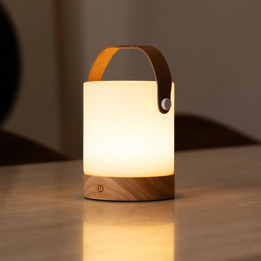 Avery Hellbraune wiederaufladbare Tischlampe aus Holz | Lederarmband, kabellos und dimmbar