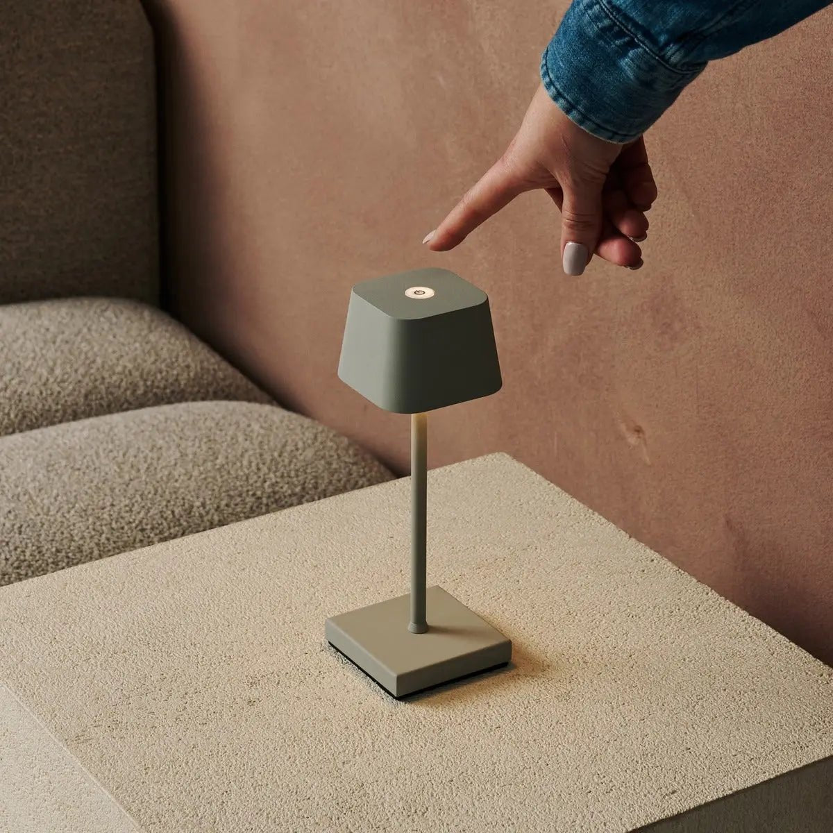 Kombi-Set Profi | 8 x Sarphati Mini Shadow Grey wiederaufladbare Tischlampen mit Ladestation