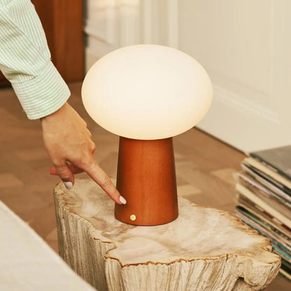Max Kastanienbraune kabellose Tischlampe aus Holz