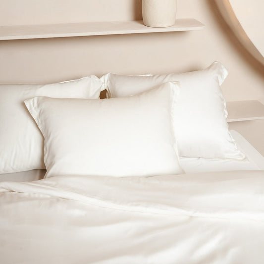 TENCEL™ – Satin-Kissenbezug in gebrochenem Weiß