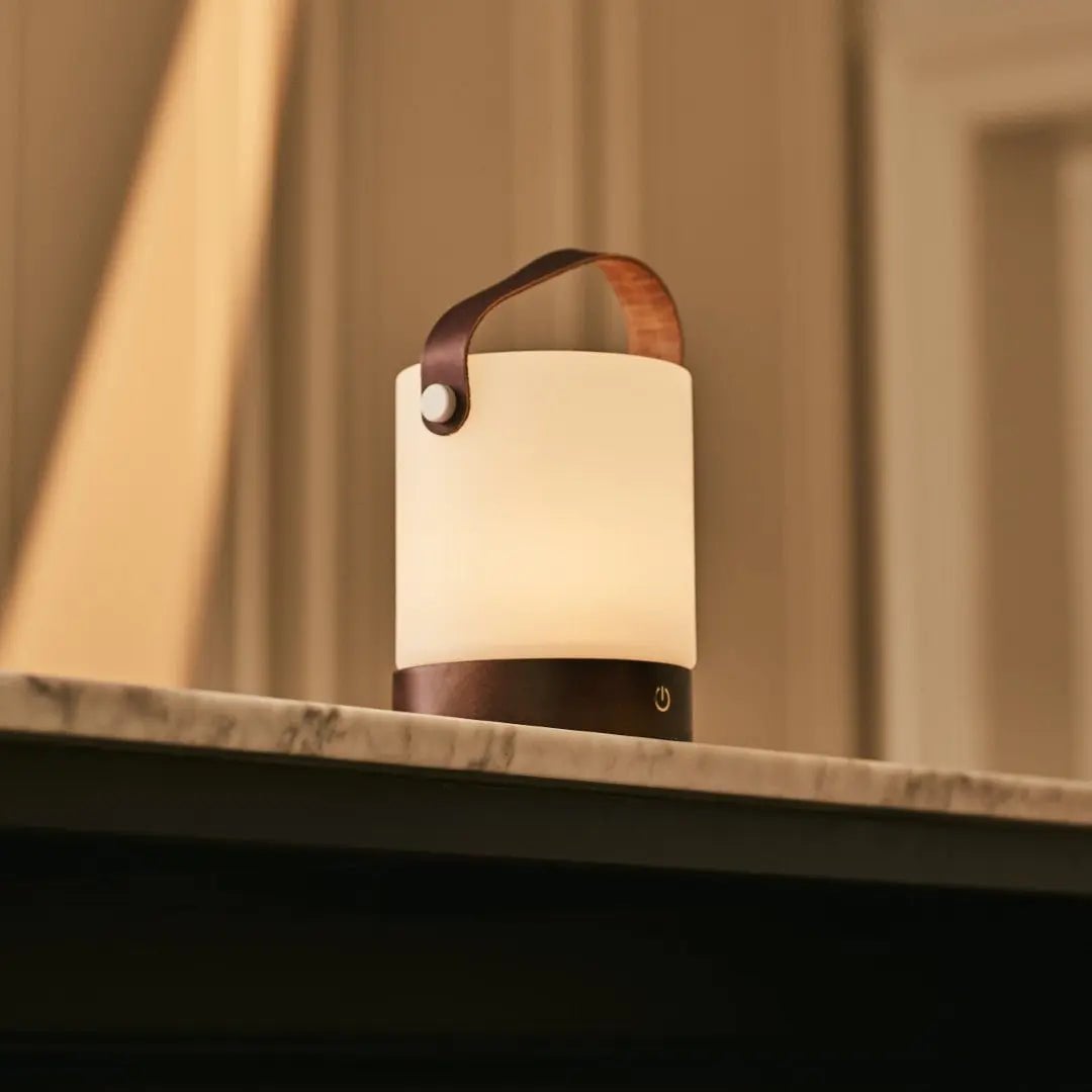 Avery Dunkelbraune wiederaufladbare Tischlampe aus Holz