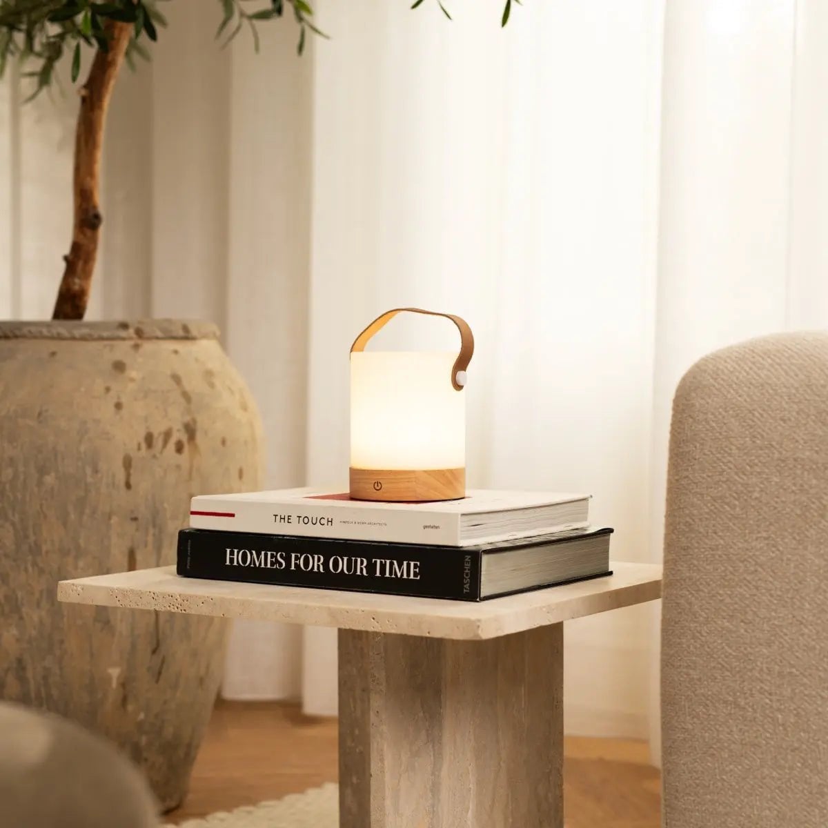 Avery Hellbraune wiederaufladbare Tischlampe aus Holz | Lederarmband, kabellos und dimmbar