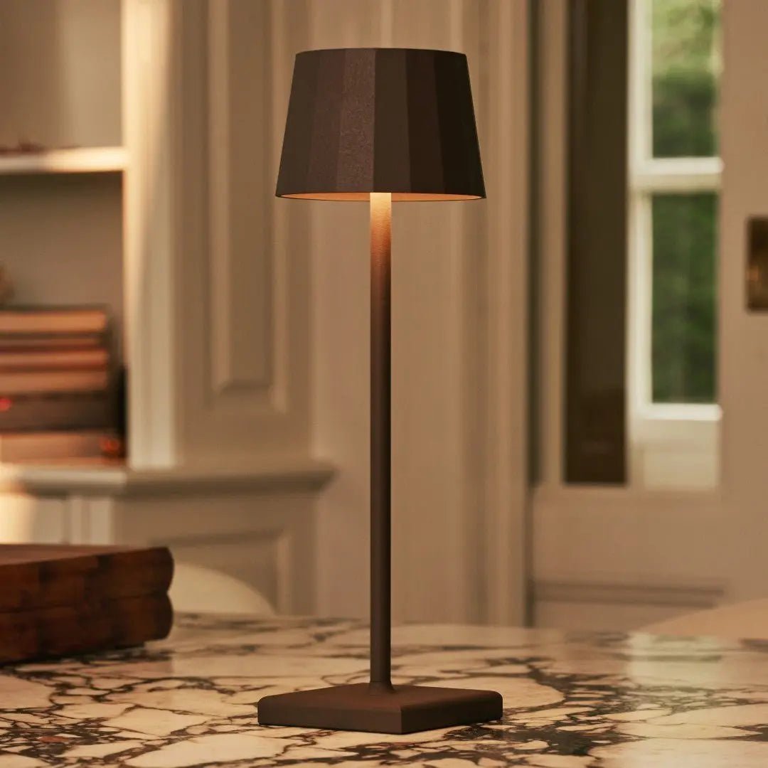 Kombi-Set Profi | 8 x wiederaufladbare Wouter Mokkabraun-Tischlampen mit Ladestation