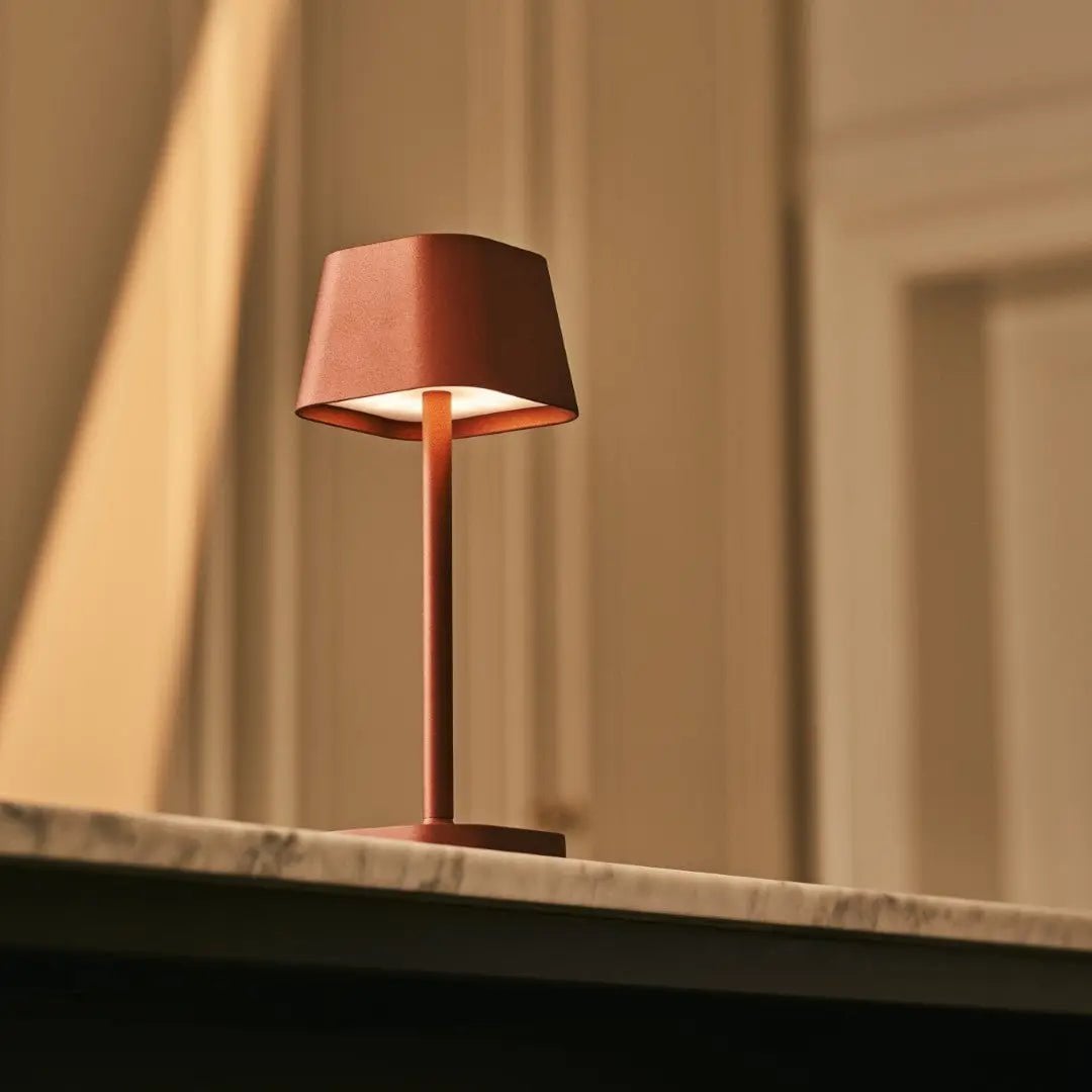 Ava Bronze wiederaufladbare Tischlampe | Stilvoll, kabellos und dimmbar