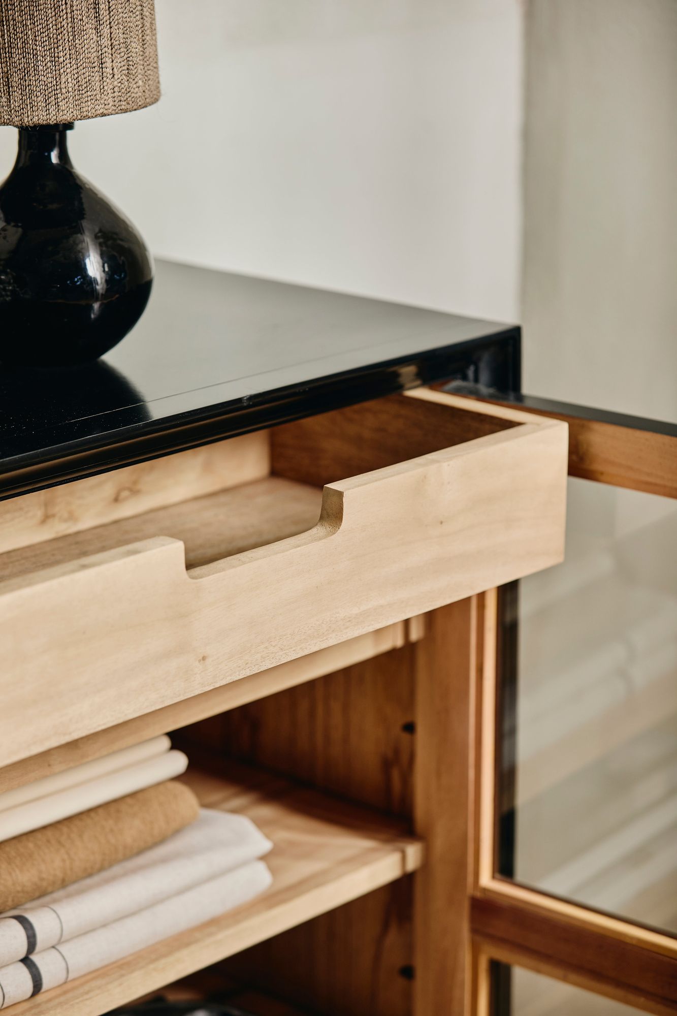 Nordal VIVA Vitrine, 2 Türen - black