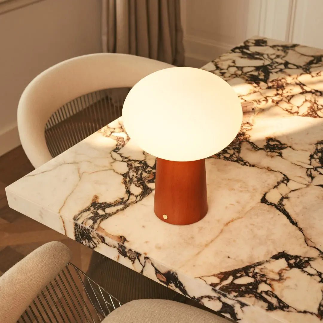 Max Kastanienbraune kabellose Tischlampe aus Holz