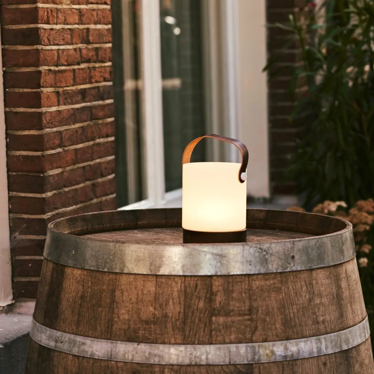Avery Dunkelbraune wiederaufladbare Tischlampe aus Holz