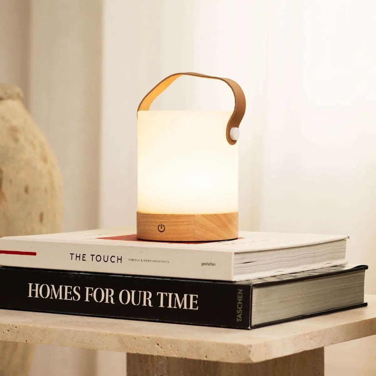 Avery Hellbraune wiederaufladbare Tischlampe aus Holz | Lederarmband, kabellos und dimmbar