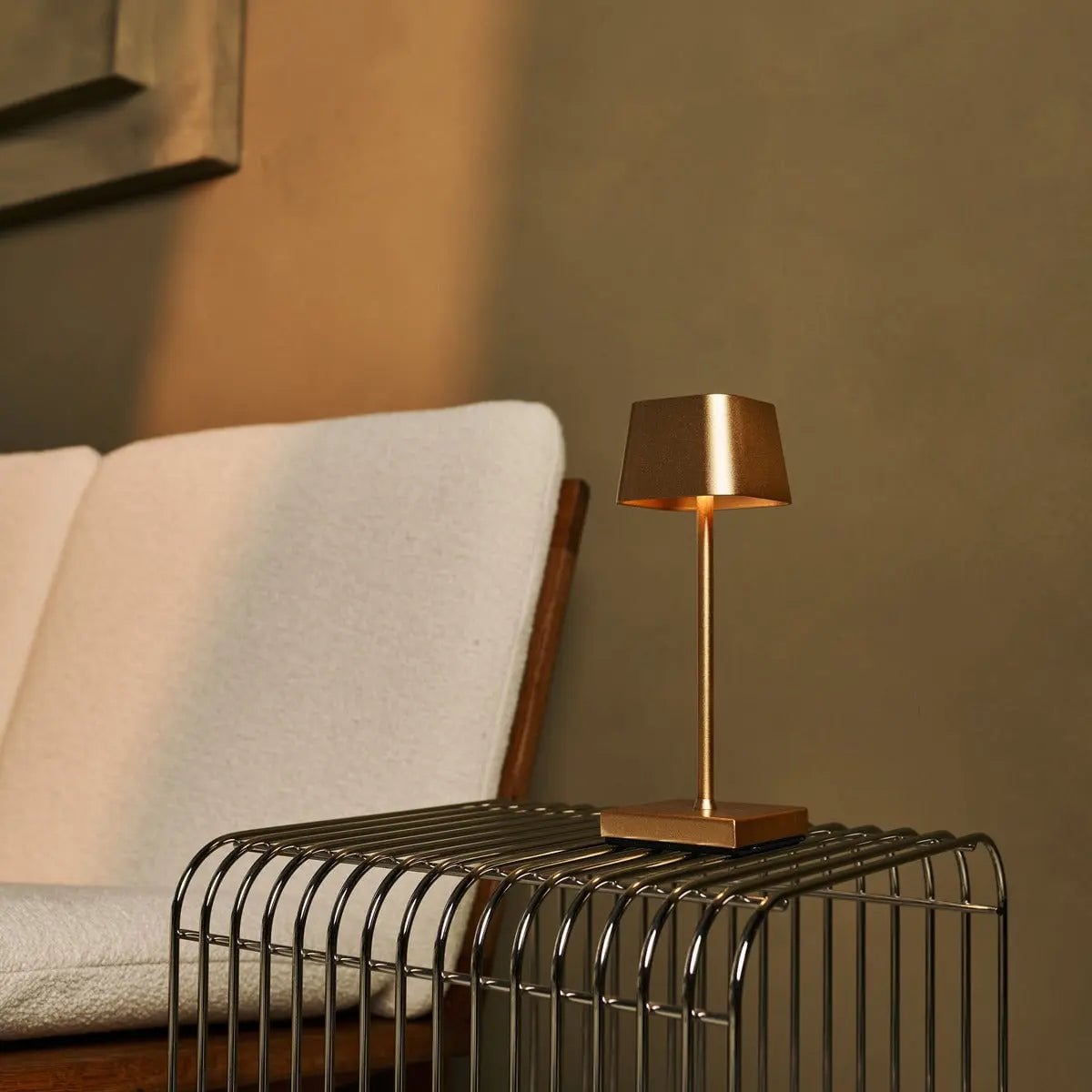 Sarphati Mini Gold Akku-Tischlampe | Wiederaufladbar über Ladestation
