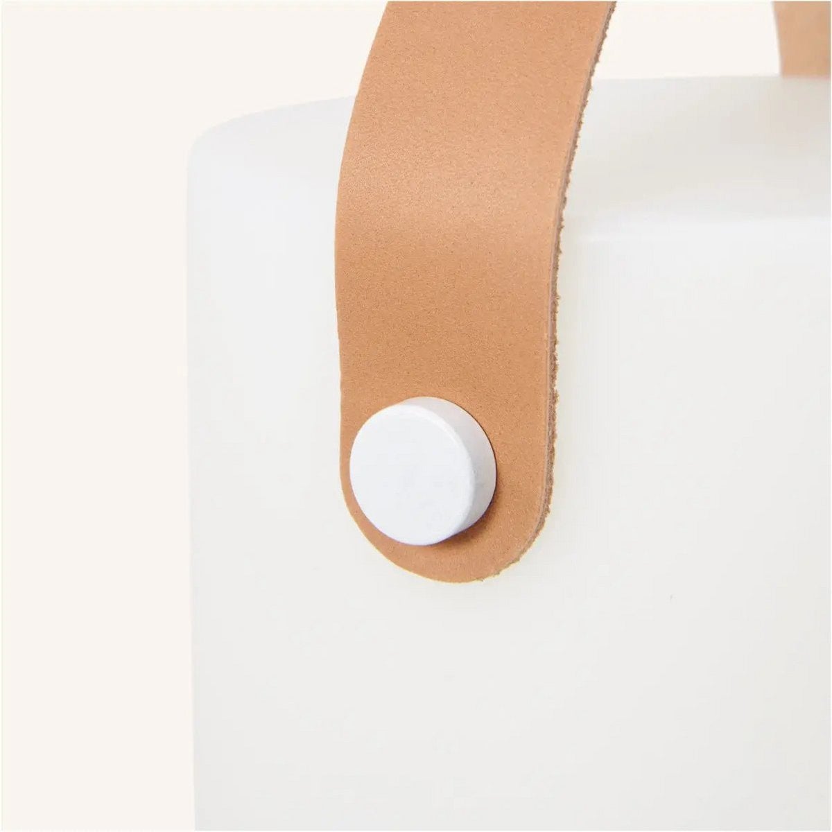 Avery Hellbraune wiederaufladbare Tischlampe aus Holz | Lederarmband, kabellos und dimmbar