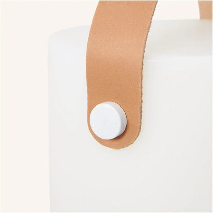 Avery Hellbraune wiederaufladbare Tischlampe aus Holz | Lederarmband, kabellos und dimmbar