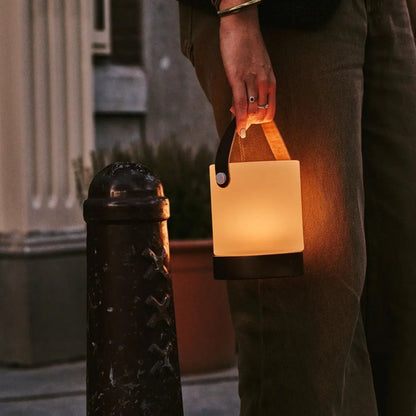 Avery Dunkelbraune wiederaufladbare Tischlampe aus Holz