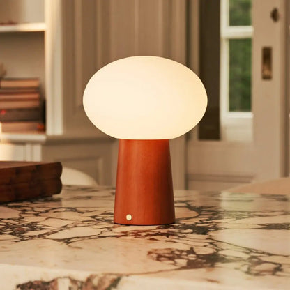 Max Kastanienbraune kabellose Tischlampe aus Holz