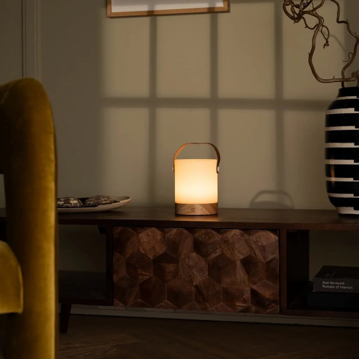 Avery Hellbraune wiederaufladbare Tischlampe aus Holz | Lederarmband, kabellos und dimmbar