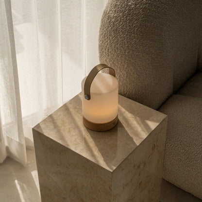 Avery Hellbraune wiederaufladbare Tischlampe aus Holz | Lederarmband, kabellos und dimmbar