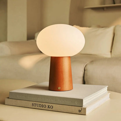Max Kastanienbraune kabellose Tischlampe aus Holz