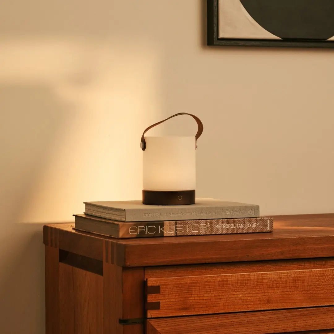 Avery Dunkelbraune wiederaufladbare Tischlampe aus Holz