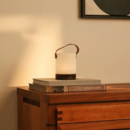 Avery Dunkelbraune wiederaufladbare Tischlampe aus Holz