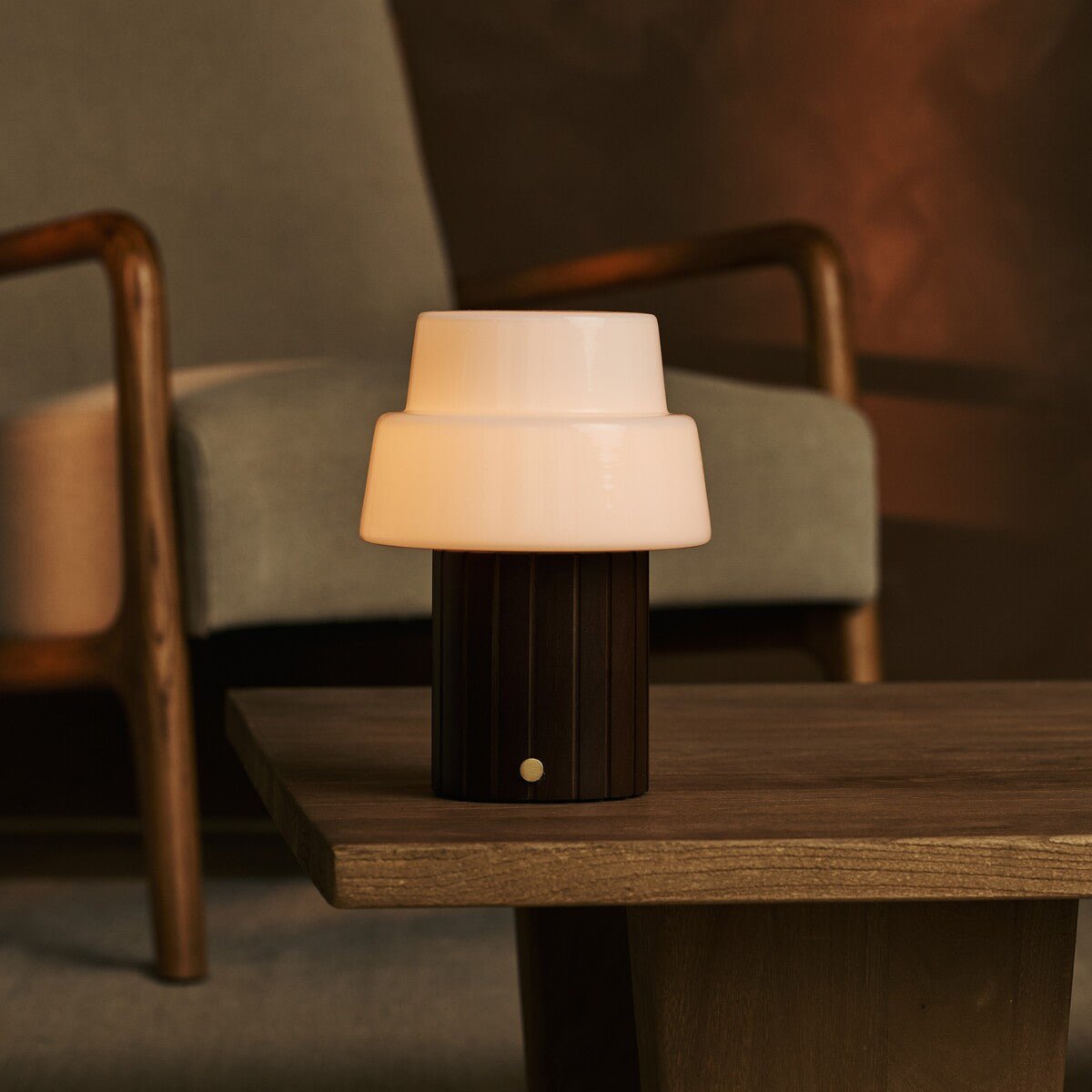 Lio Dunkelbraune wiederaufladbare Tischlampe