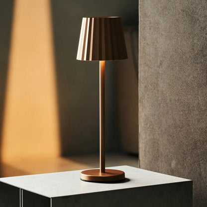 Maya Kupfer gerippte Tischlampe | 3 Lichtmodi und über die Ladestation wiederaufladbar