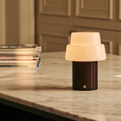Lio Dunkelbraune wiederaufladbare Tischlampe