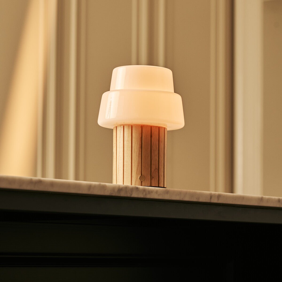 Lio Hellbraune wiederaufladbare Tischlampe