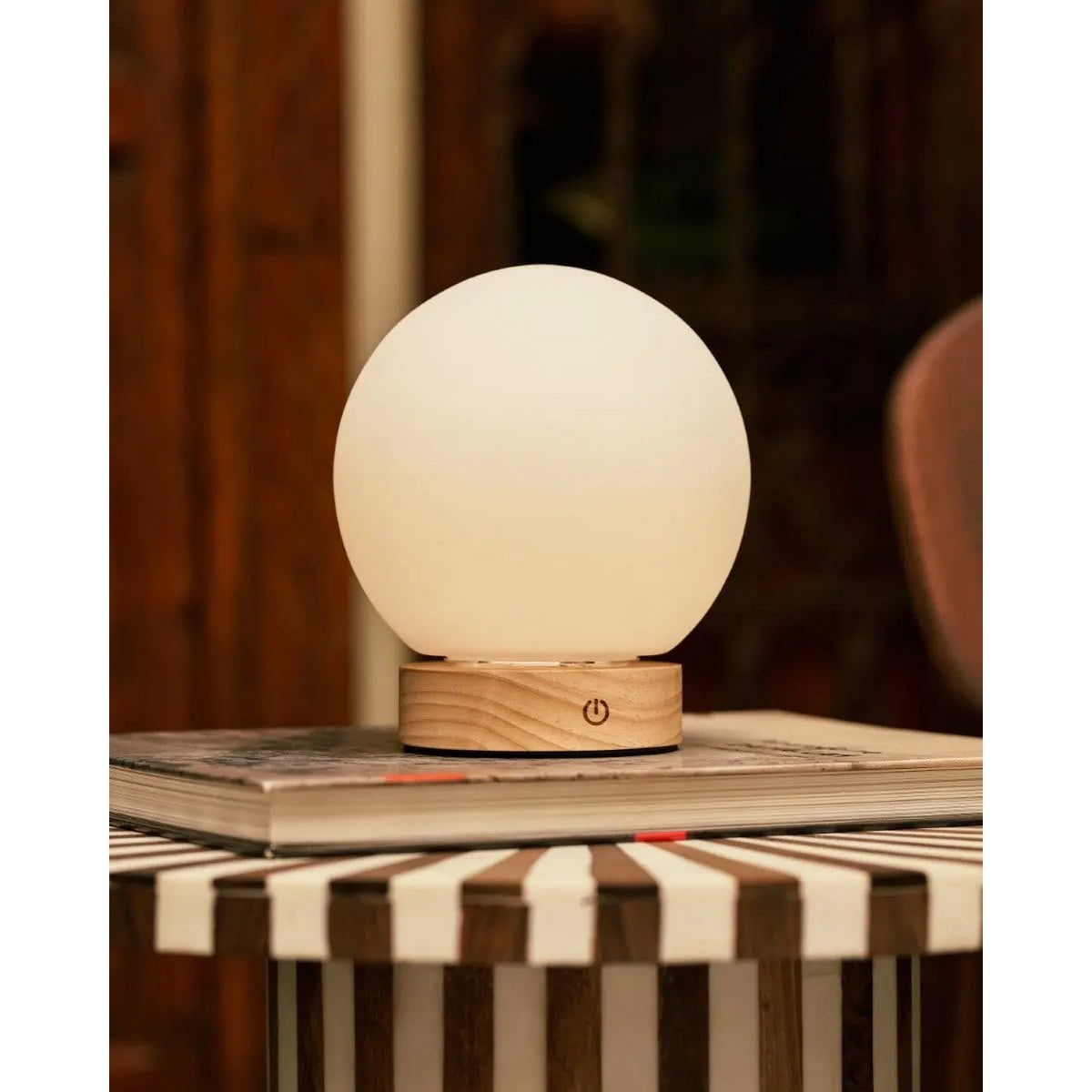 Flore Hellbraune Holzlampe | Wiederaufladbare kabellose Beleuchtung
