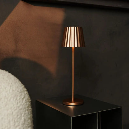 Maya Kupfer gerippte Tischlampe | 3 Lichtmodi und über die Ladestation wiederaufladbar