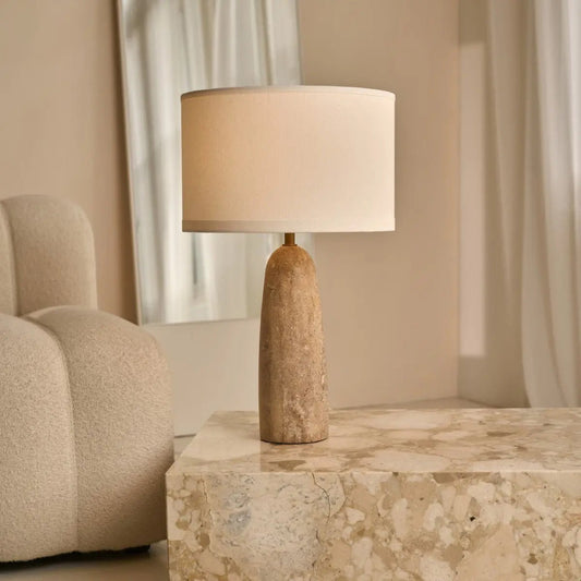 Isla Travertinlampe | Baumwollschirm und zeitloses Design