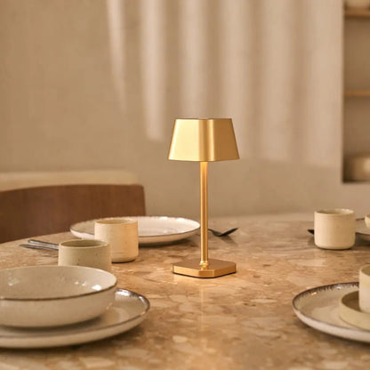 Ava Gold wiederaufladbare Tischlampe | Kabellos, dimmbar und stilvoll