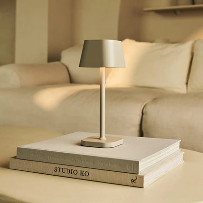 Ava Shadow Grey - wiederaufladbare Tischlampe | Stilvoll, schnurlos und dimmbar