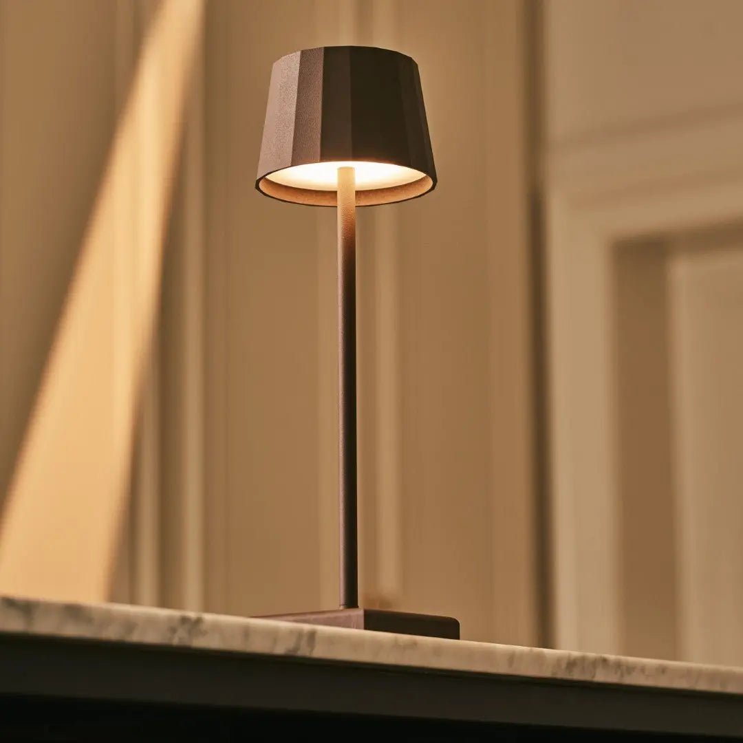 Kombi-Set Profi | 8 x wiederaufladbare Wouter Mokkabraun-Tischlampen mit Ladestation