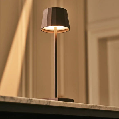 Kombi-Set Profi | 8 x wiederaufladbare Wouter Mokkabraun-Tischlampen mit Ladestation
