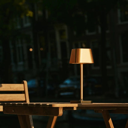 Ava Gold wiederaufladbare Tischlampe | Kabellos, dimmbar und stilvoll