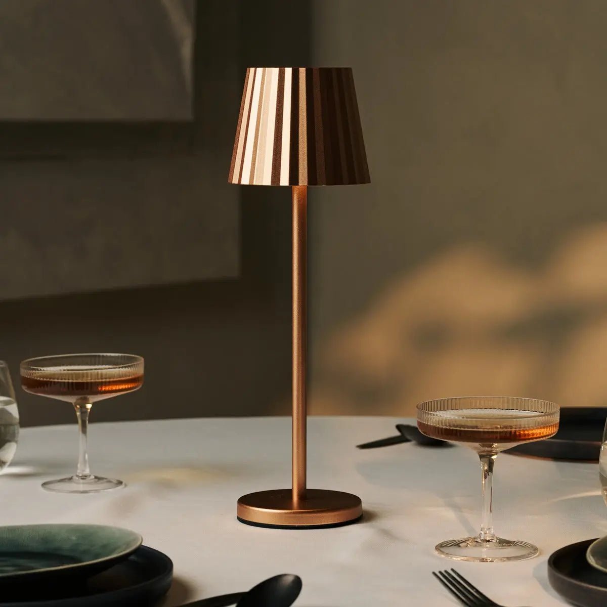 Maya Kupfer gerippte Tischlampe | 3 Lichtmodi und über die Ladestation wiederaufladbar