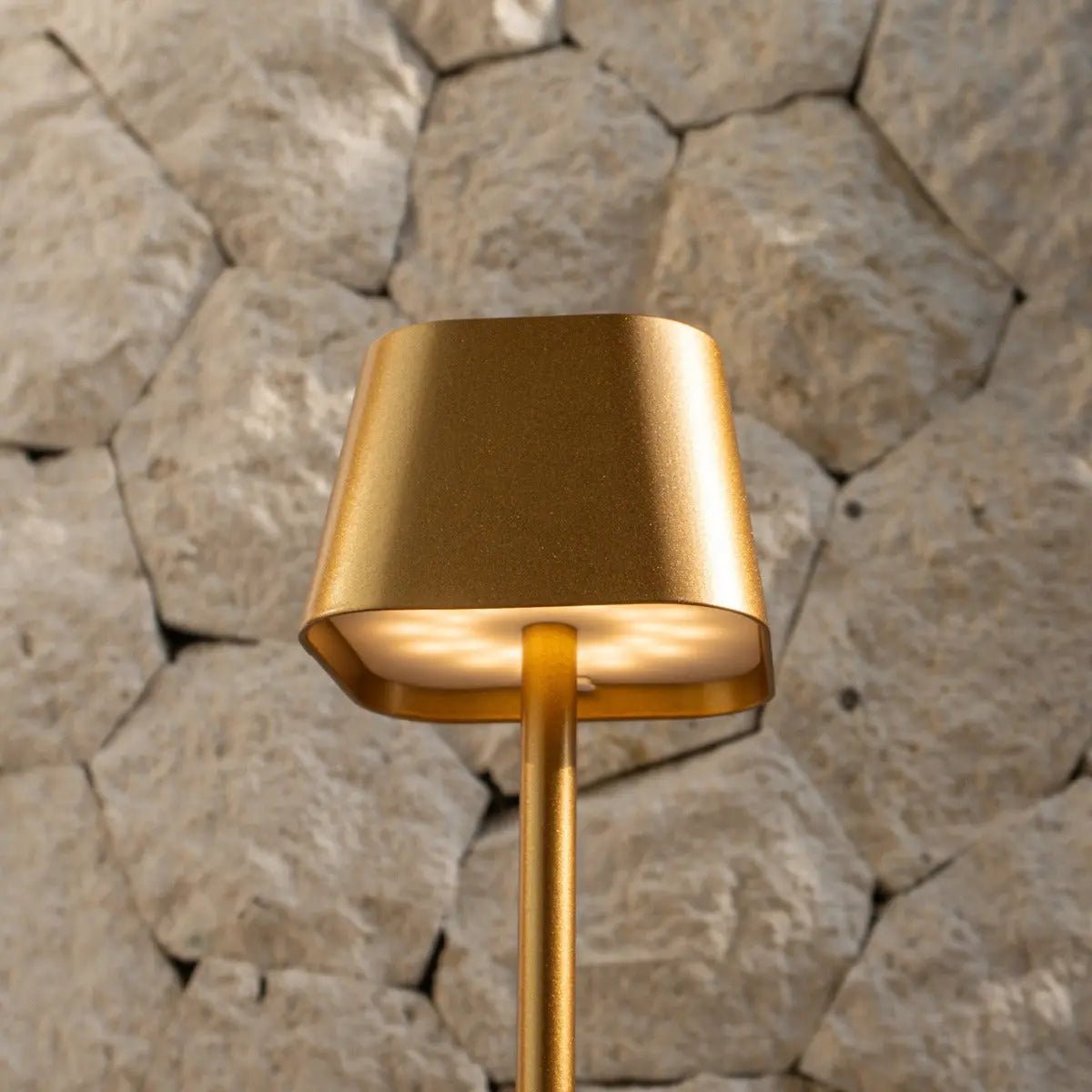 Ava Gold wiederaufladbare Tischlampe | Kabellos, dimmbar und stilvoll